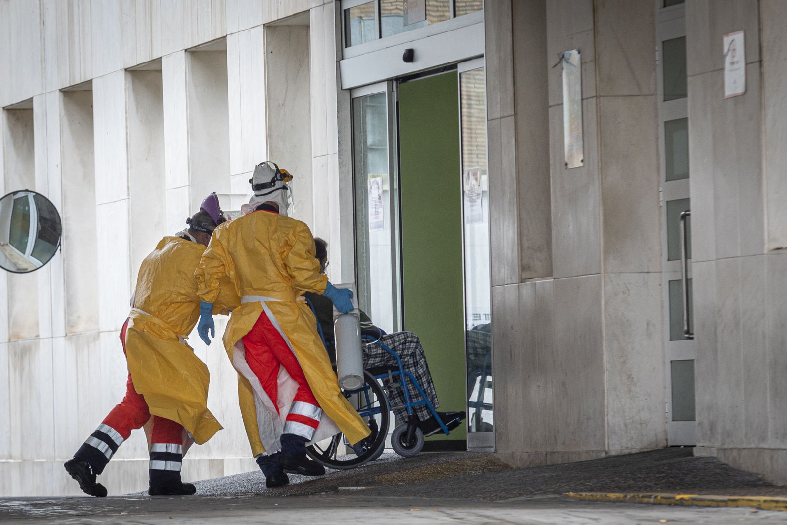Personal sanitario en las urgencias del hospital Puerta del Mar