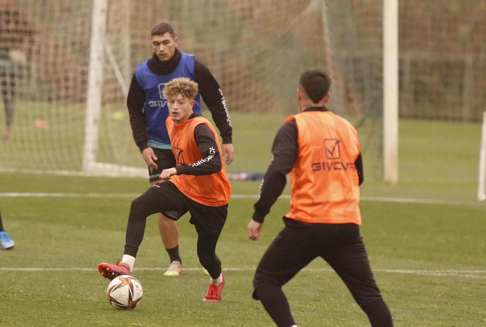 Simo circula el balón ante la presencia de Adrián Fuentes y Viedma en la Ciudad Deportiva.