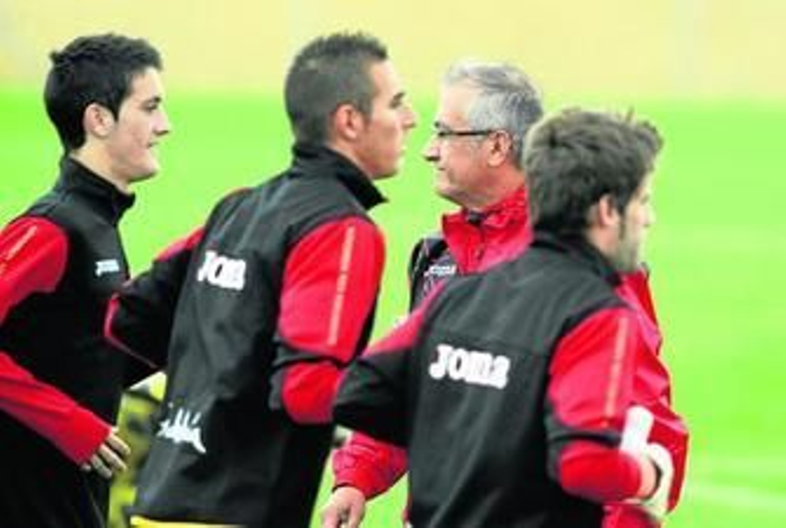 Manzano se cruza en la carrera de Luis Alberto, José Miguel y Dani Jiménez, los dos últimos porteros del Sevilla Atlético.