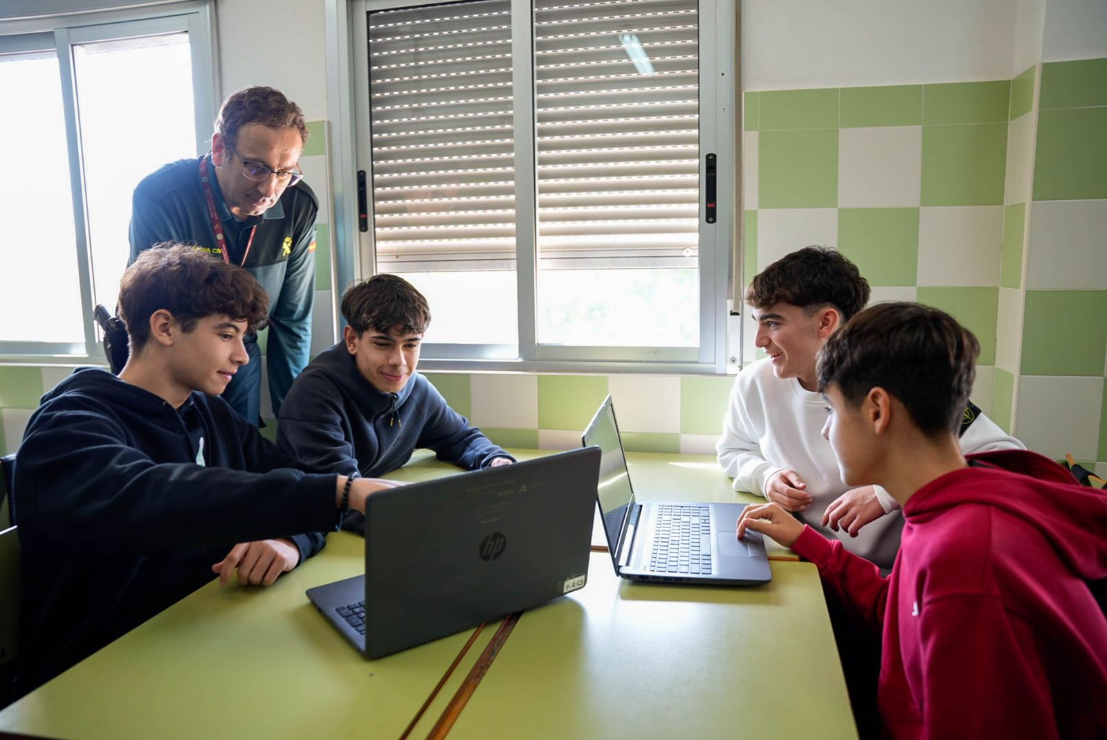 Las imágenes de la Ciberliga de la Guardia Civil en el IES Albaida