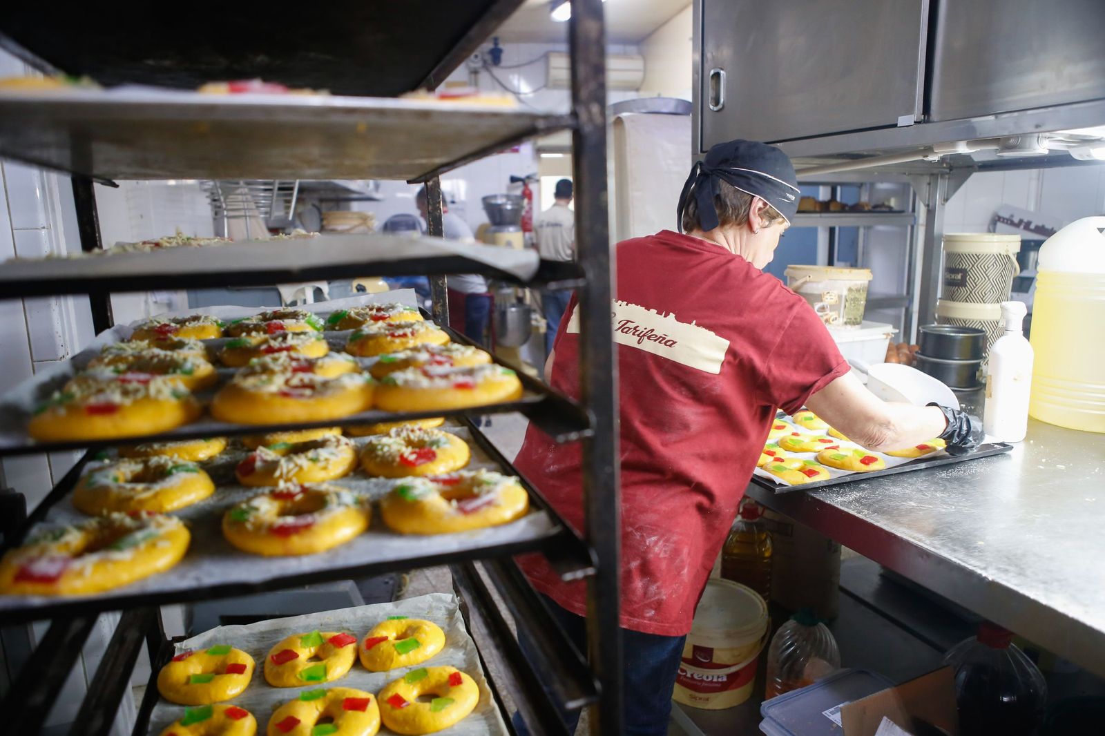 Fotos de la elaboración artesana del roscón de Reyes en la pastelería La Tarifeña