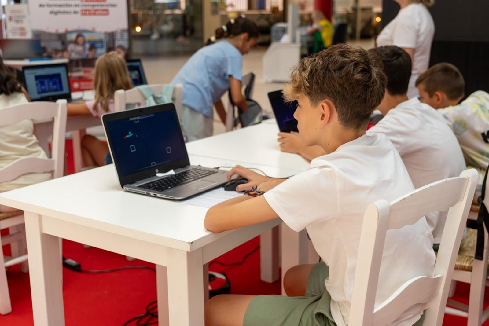 Así disfrutan los más jóvenes del campamento digital de La Loma,