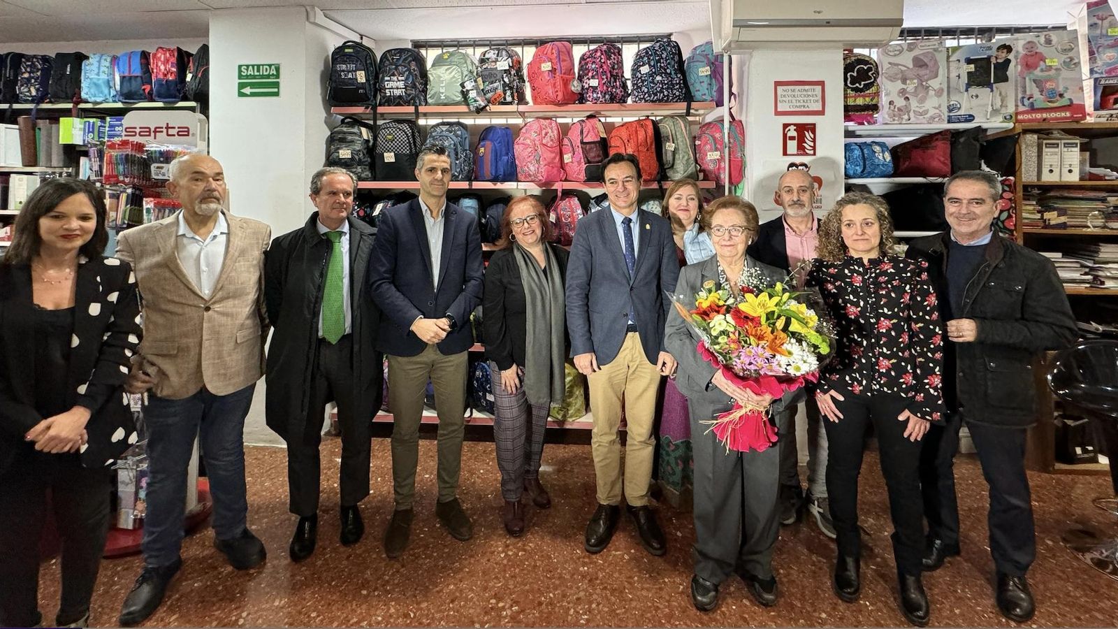 Autoridades políticas en el 55 aniversario de Papelería-Librería Escolar, en las que se encuentra el alcalde de Jaén, Agustín González.