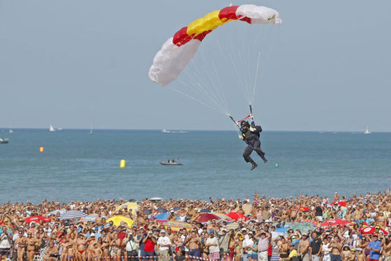 190.000 personas disfrutan del III Festival Aéreo en la playa de la Victoria. /Foto: Jesús Marín