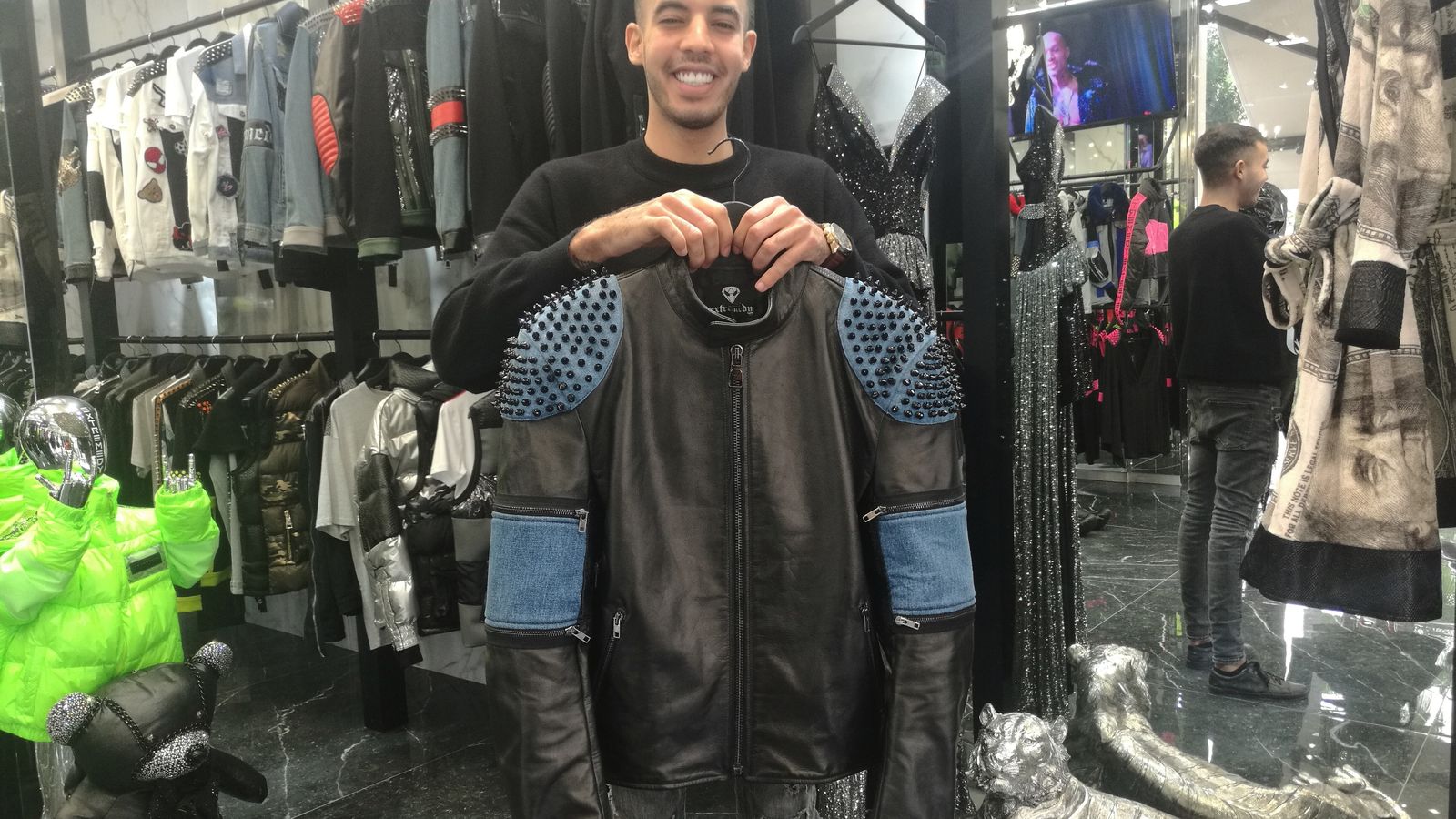 El encargado de una tienda de moda muestra una chaqueta de 5.500 euros.