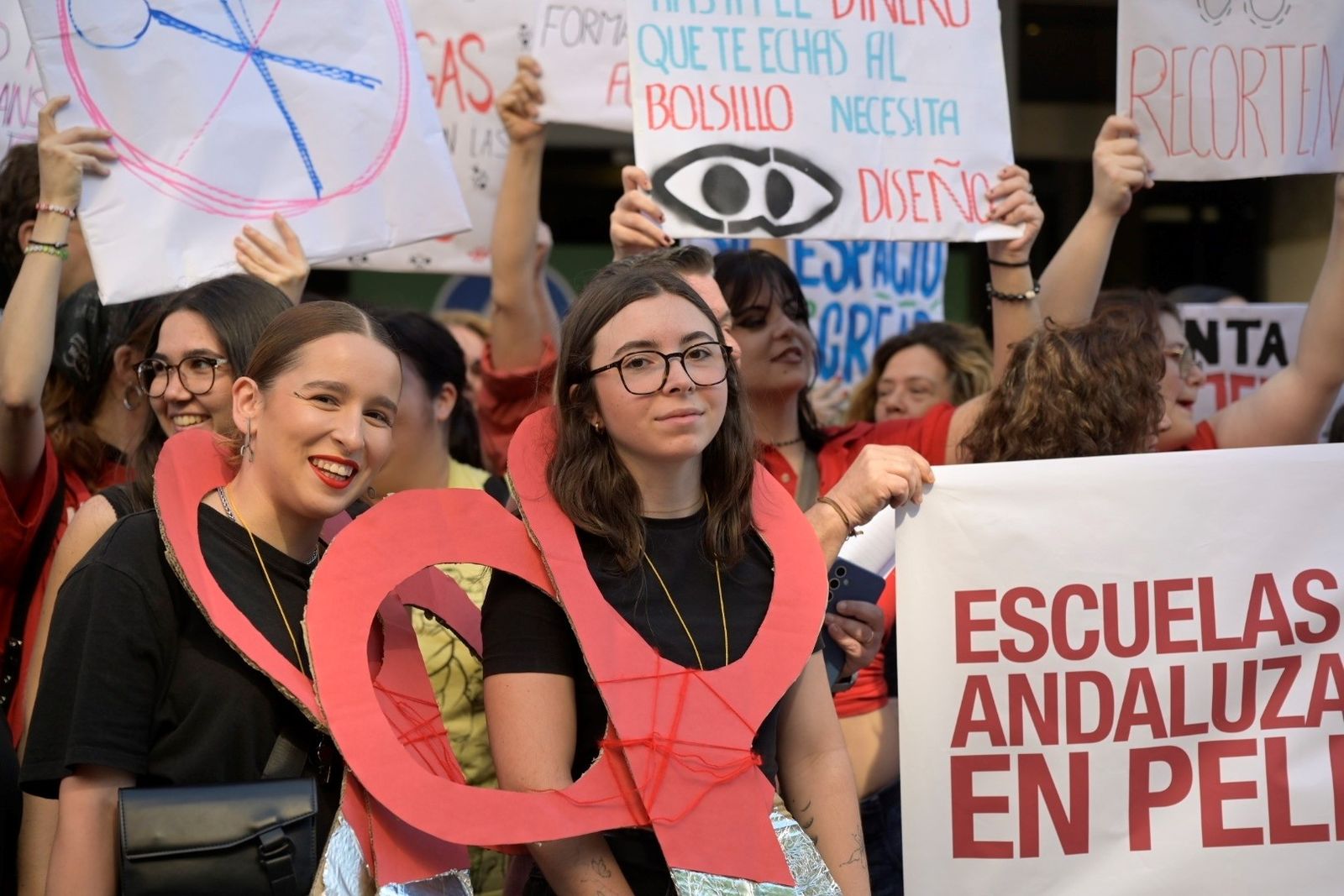 La protesta de la comunidad educativa de la Escuela de Arte y Superior ...