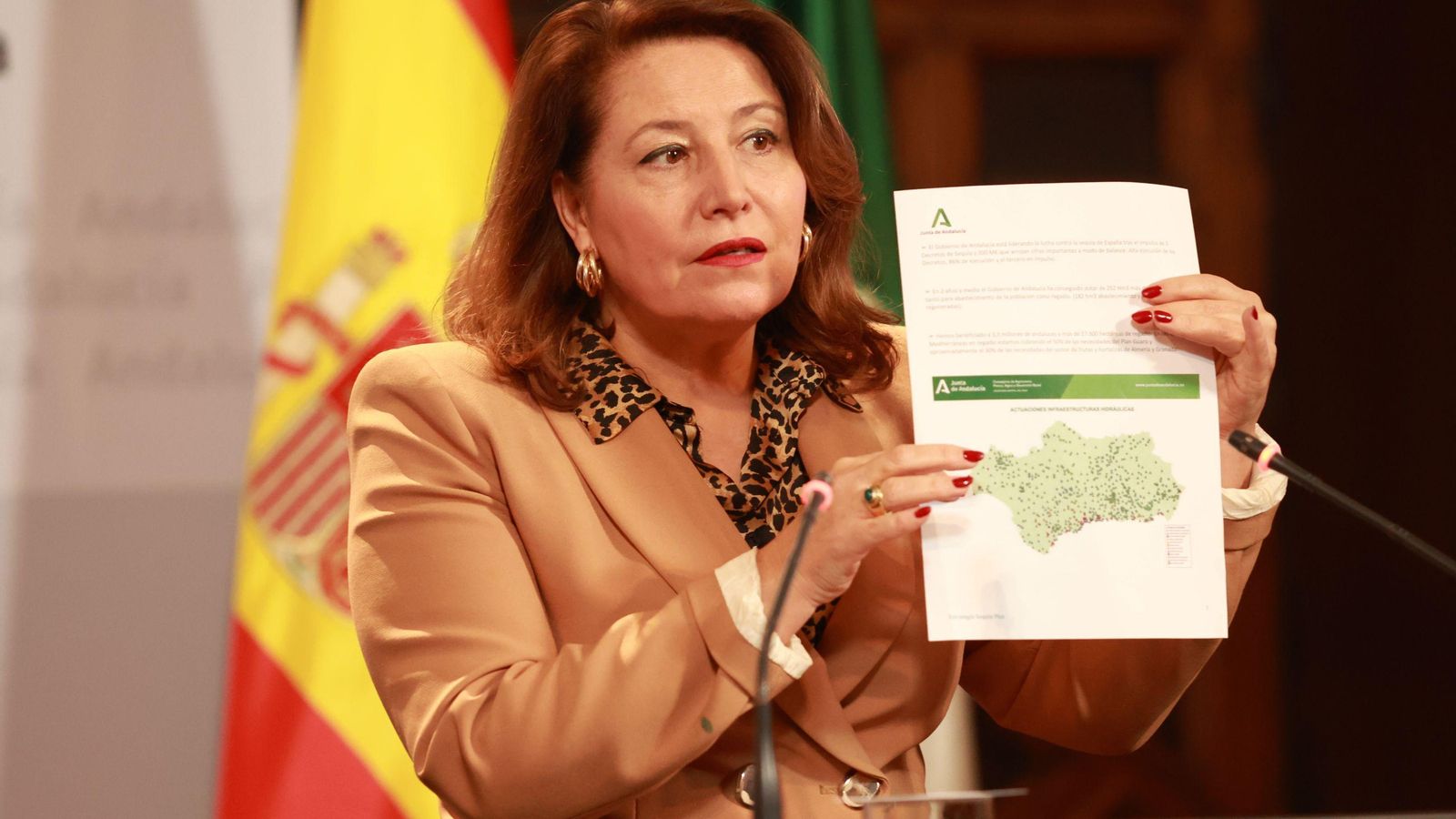 La consejera Carmen Crespo con un mapa con las principales actuaciones en materia hidráulica.