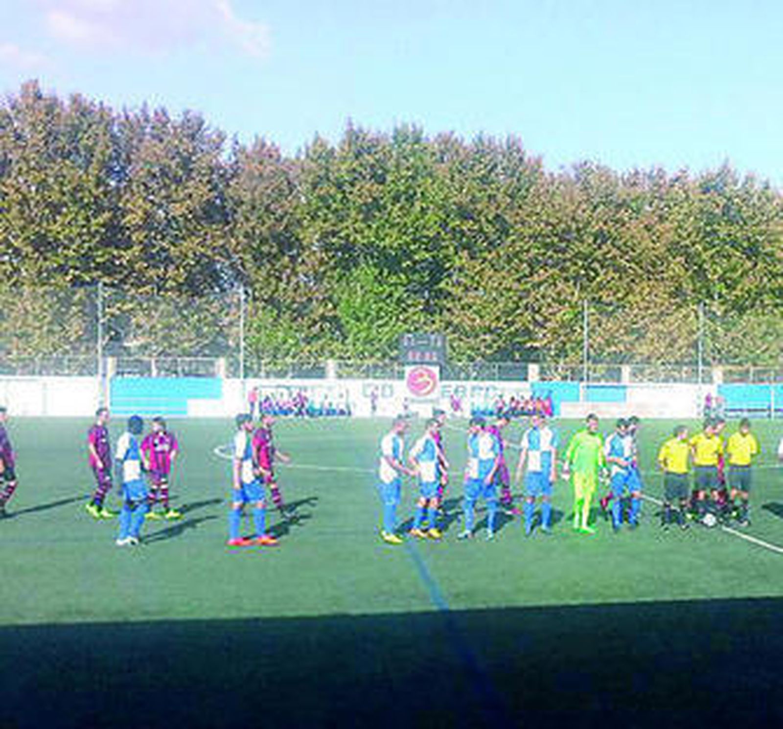 Los jugadores de ambos equipos, ayer en Zaragoza.