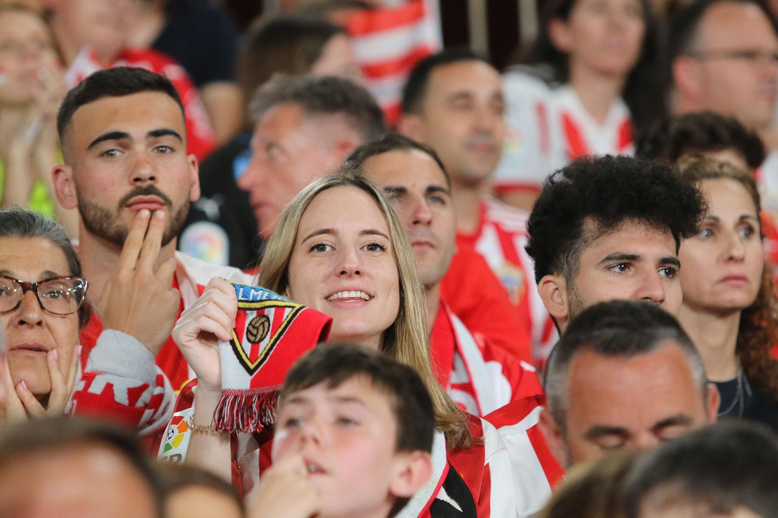 Las imágenes de la decepción de los aficionados del Almería