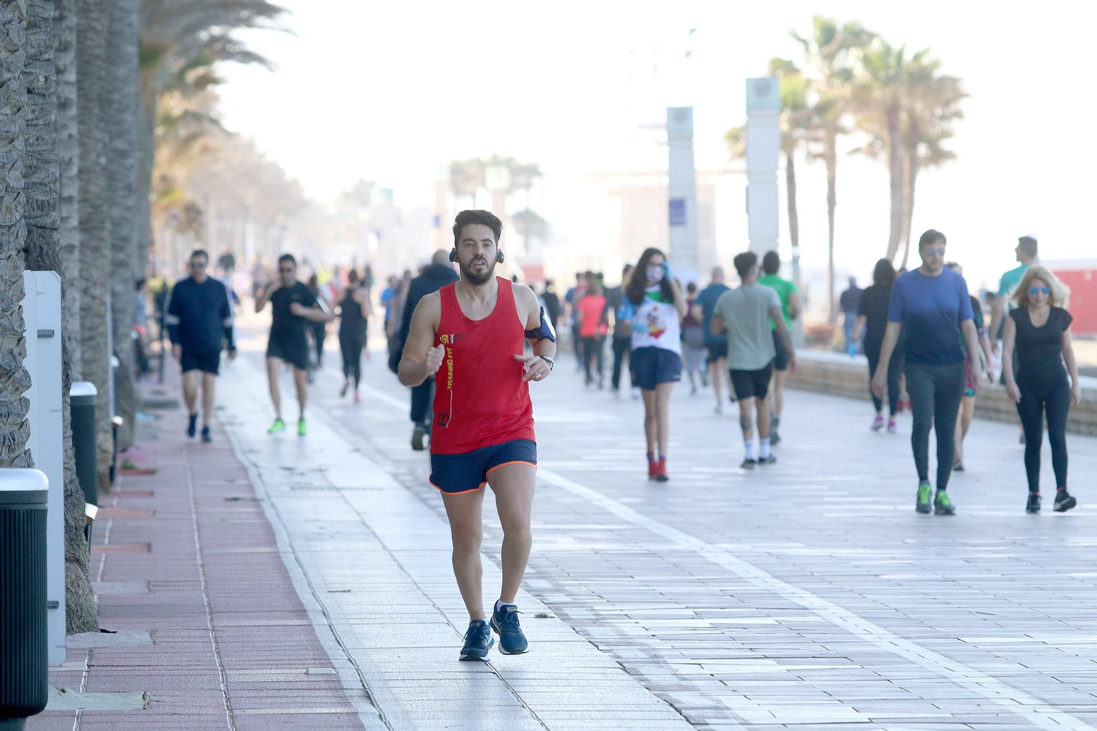 Las imágenes de la afluencia masiva de deportistas al paseo marítimo