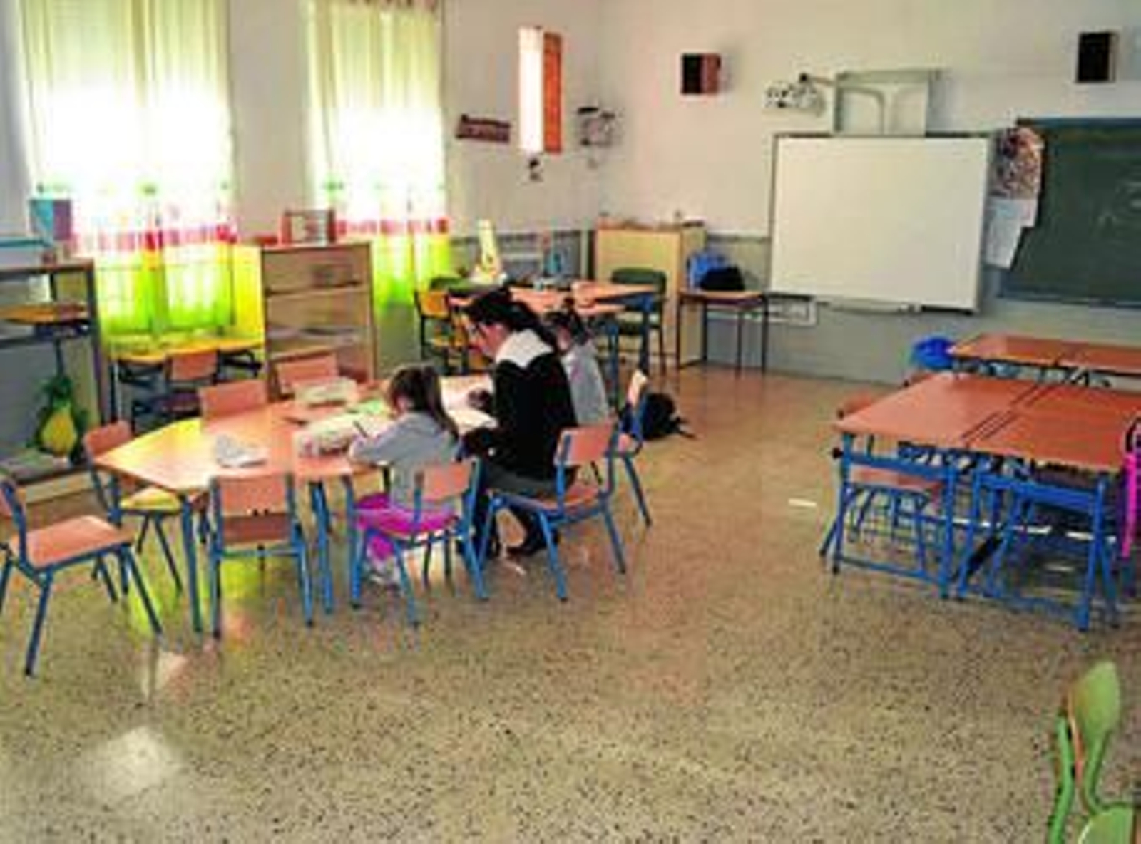Dos niñas y la maestra en el colegio de Cartajima.