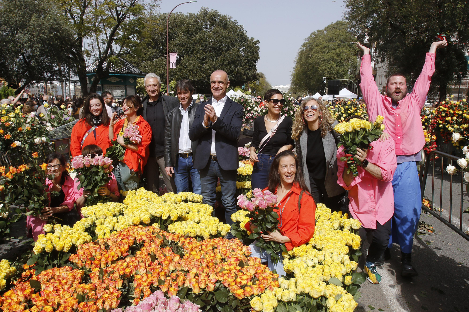 CORTE DEL PASEO COLON CON MERCADILLOS Y COLOCACION DE FLORES