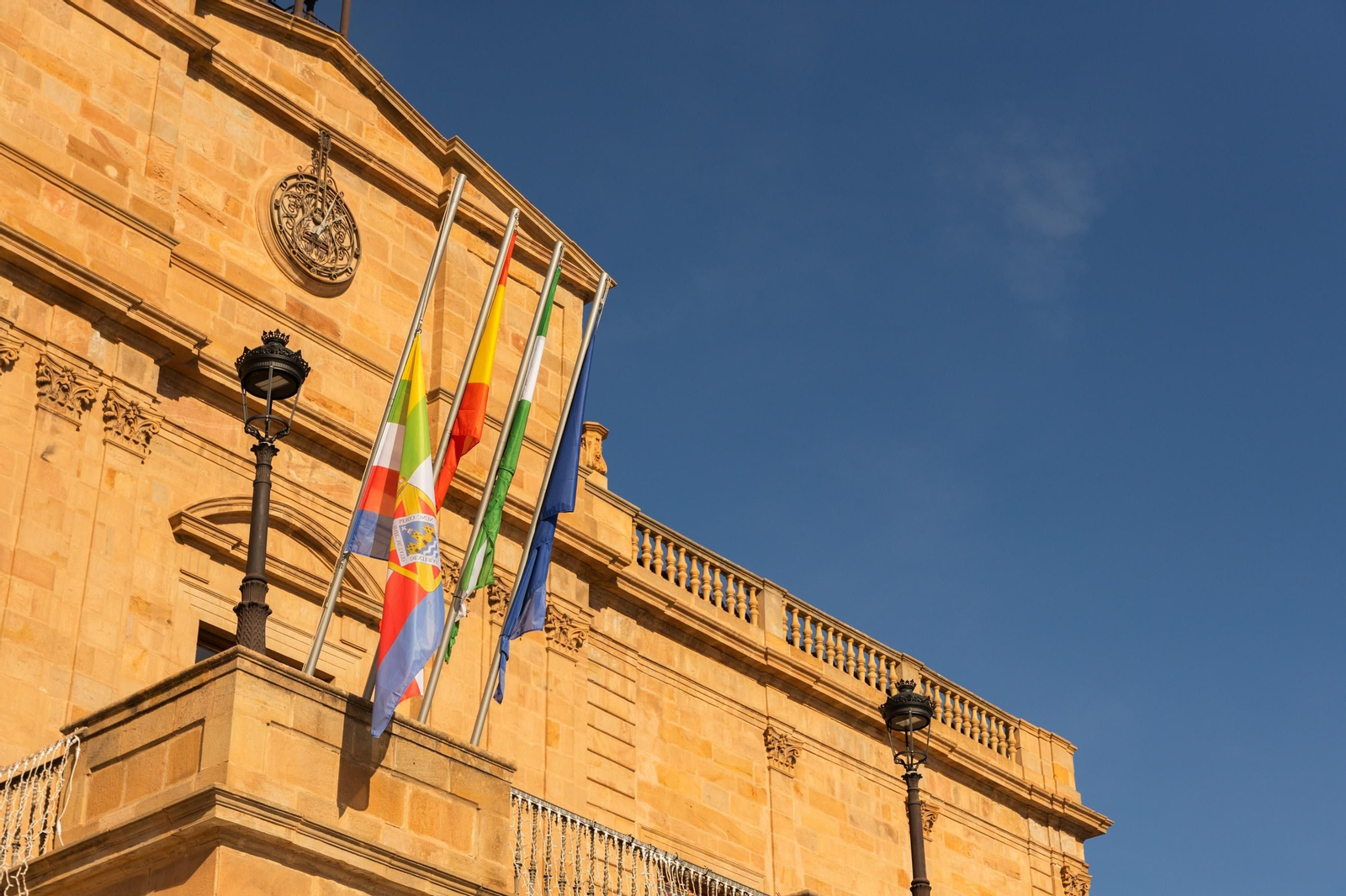 Más de 500 personas guardan un minuto de silencio en Linares por la trágica muerte de tres personas