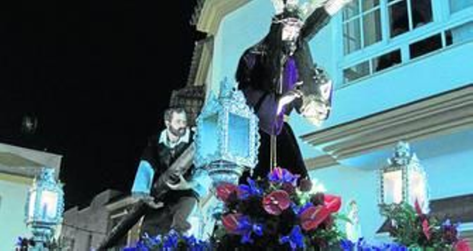 El paso del Nazareno de Los Barrios recorre las calles del centro de la Villa, anoche.