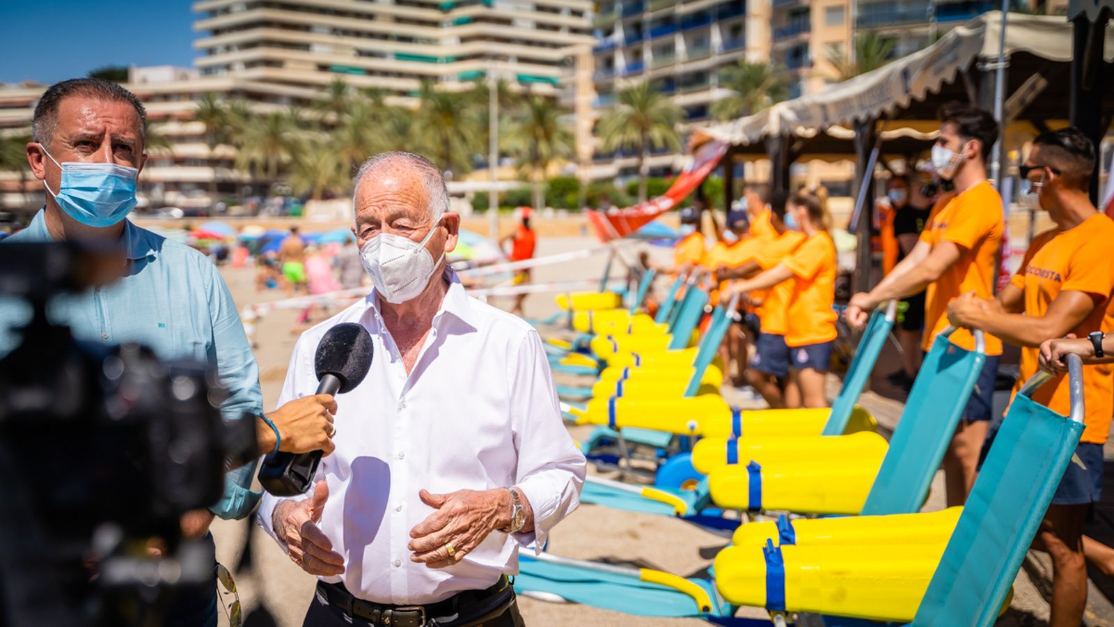 Gabriel Amat atiende a la prensa.