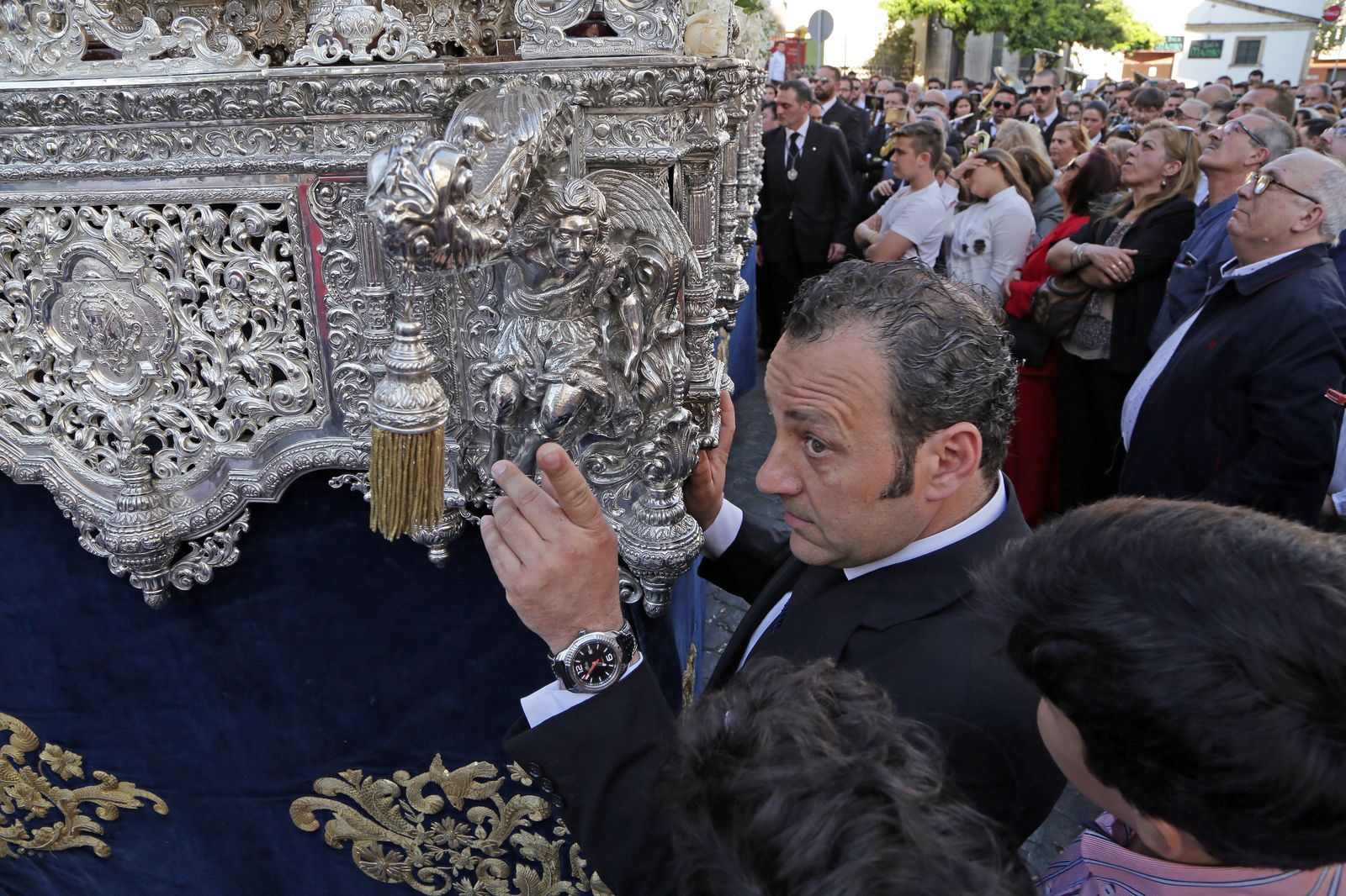 Un momento de la salida del palio de la Virgen de la Amargura, a punto de emprender su travesía por Medina.