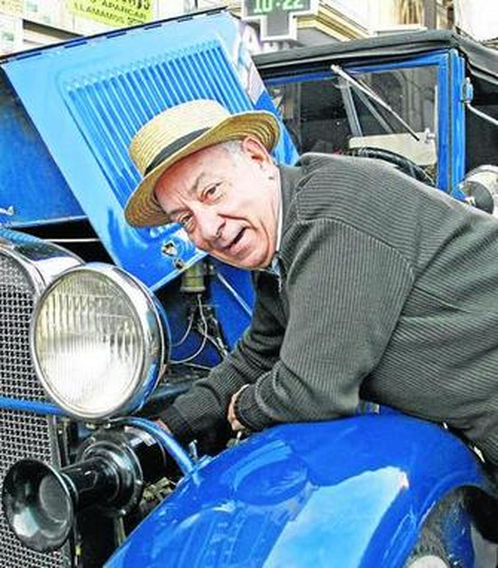 Uno de los participantes revisa su coche en 2009.