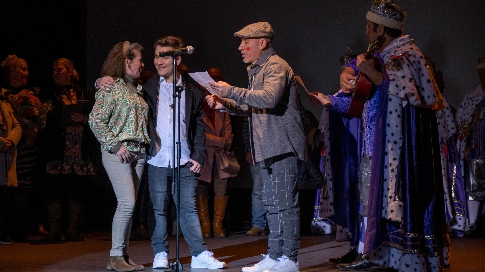 El Noli dedica un pasodoble a su familia en el acto de entrega del Plumero