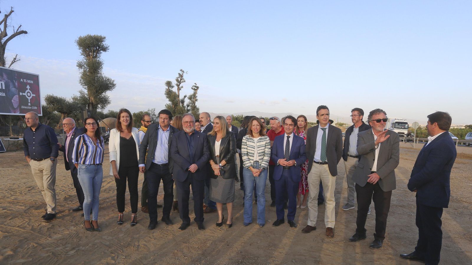 Autoridades, este viernes, en el inicio de las obras.