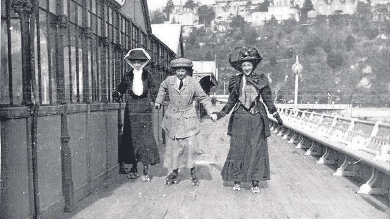 La autora patinando en el Sur de Inglaterra durante sus años de juventud.