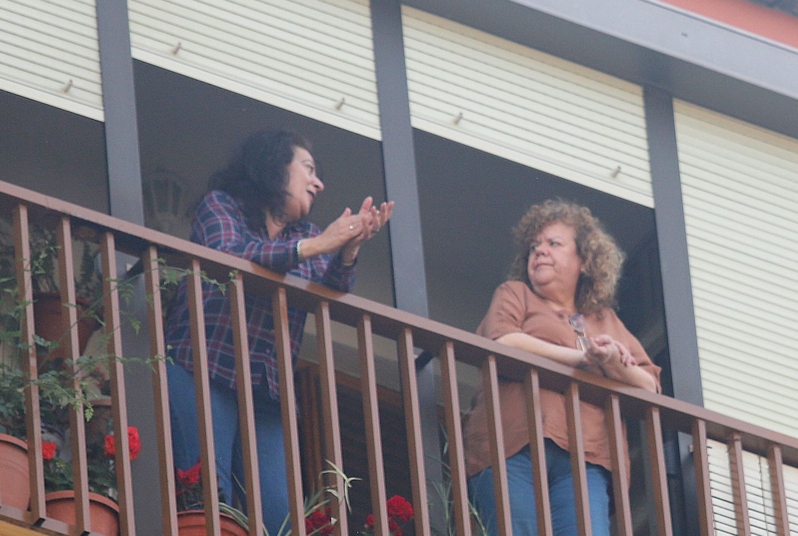 Imágenes del homenaje a los sanitarios de los vecinos de los Rosales