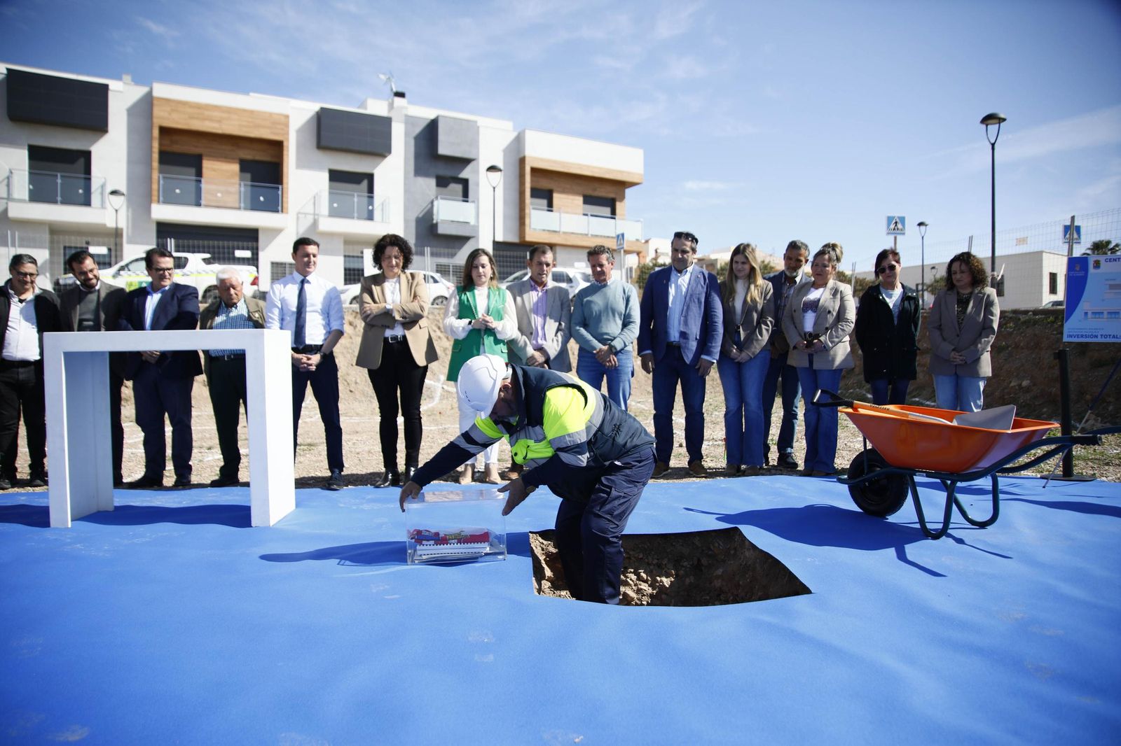 Las imágenes de la primera piedra del Centro de mayores en Balanegra