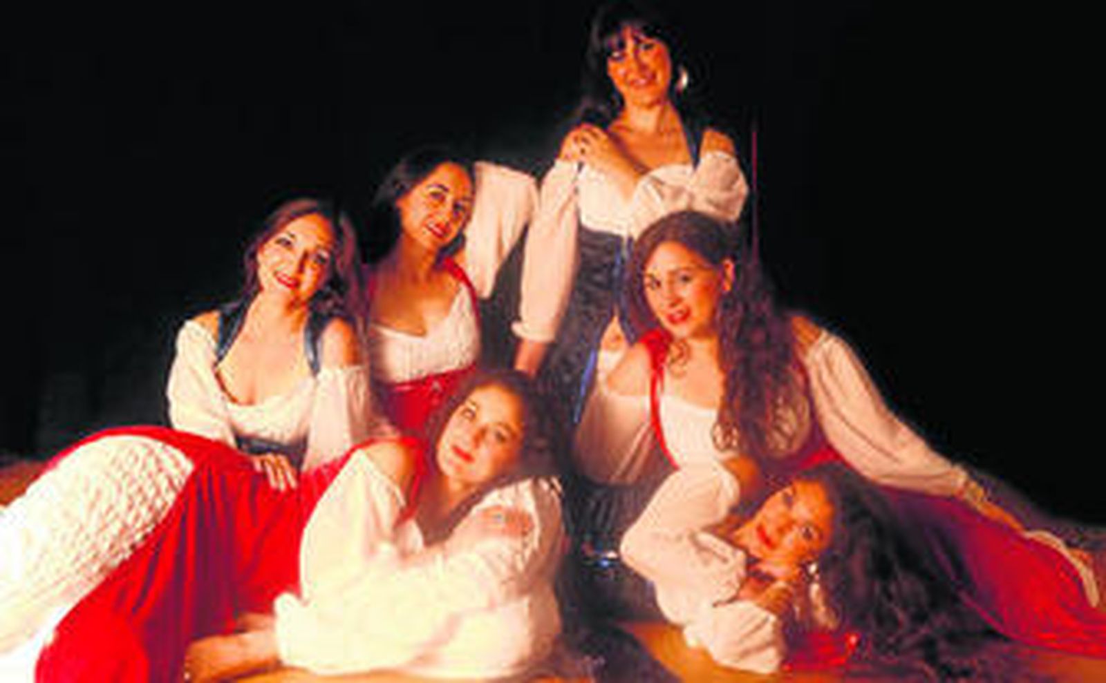 Las bailarinas de la compañía granadina, con uno de los trajes que vestirán en el espectáculo.