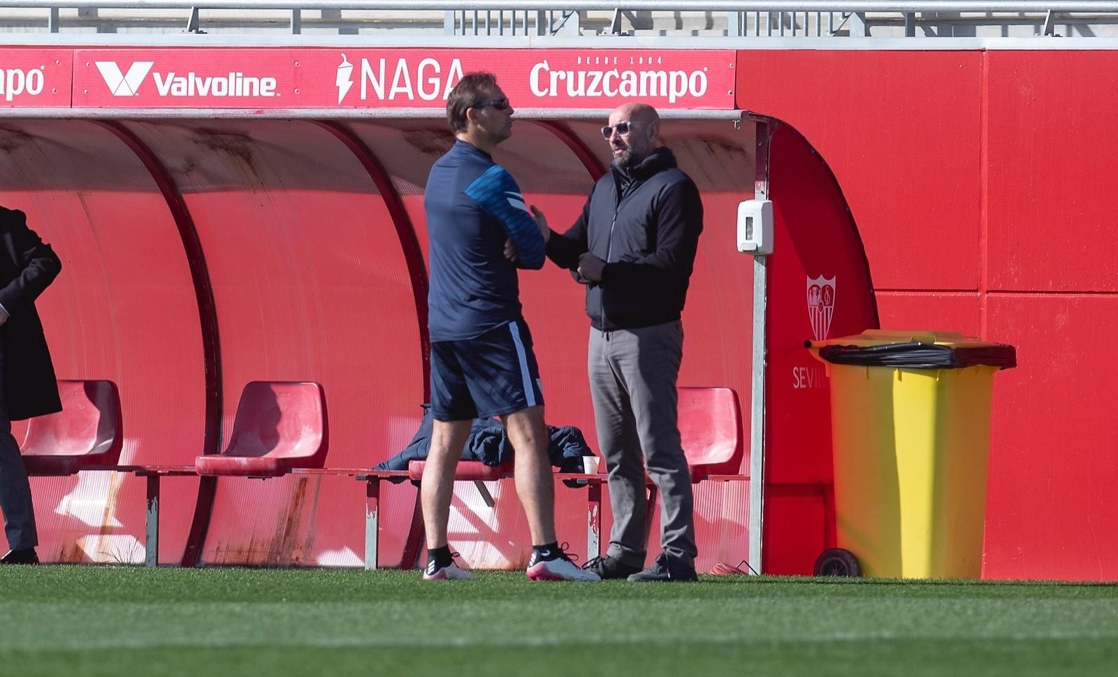 Lopetegui y Monchi charlan durante un entrenamiento.