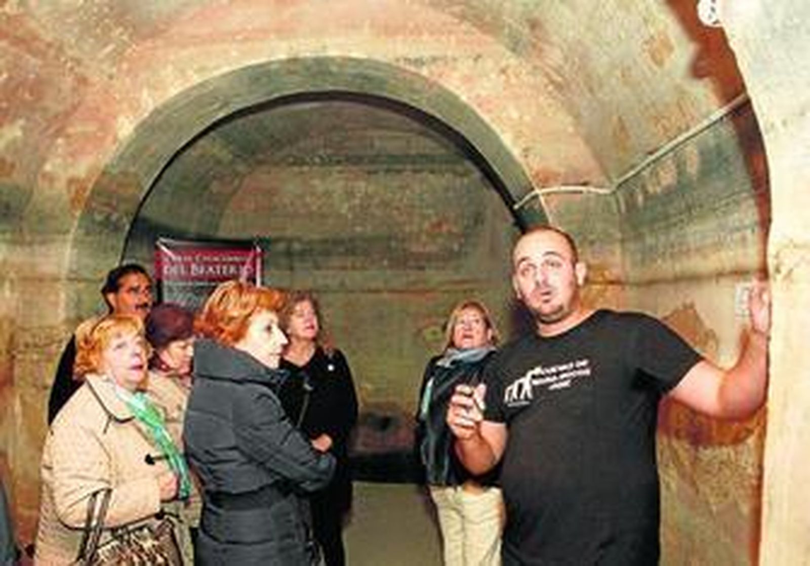 Uno de los grupos que ayer estrenaron el Beaterio de la calle Valverde.