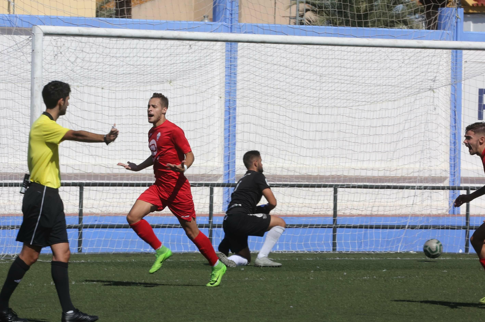 Gordillo celebra el 0-1 tras batir de penalti a Marcos. Gordillo celebra el 0-1 tras batir de penalti a Marcos.