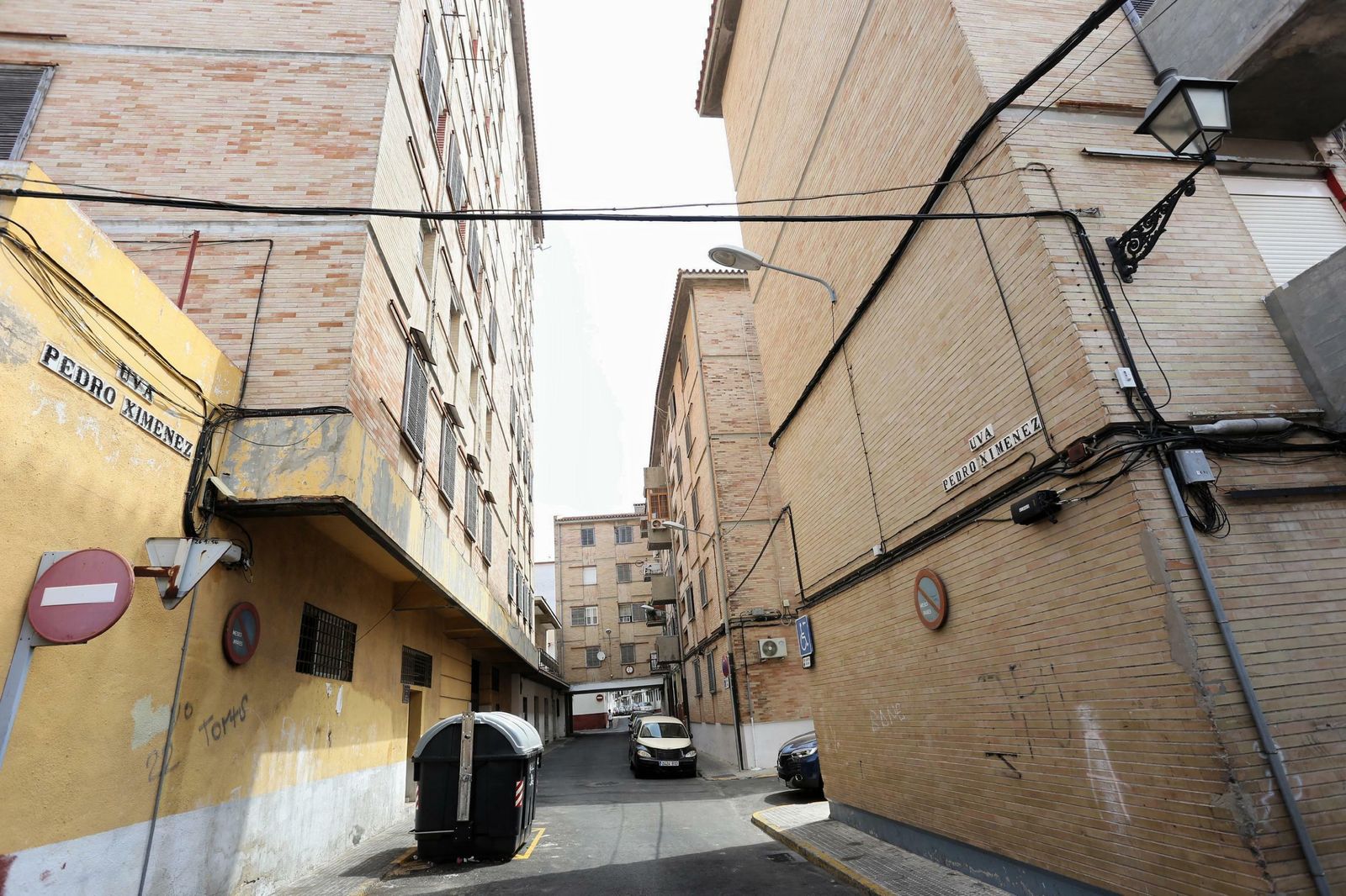 La calle Uva Pedro Ximénez, en la Barriada de la Renfe, afectada por problemas de falta de mantenimiento de los edificios y de la propia calle.