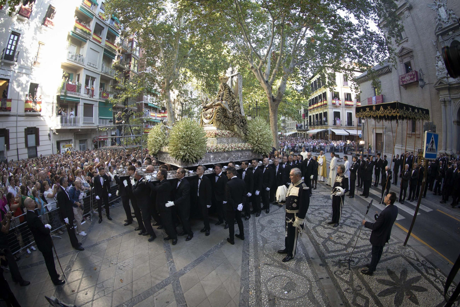 La procesión de la Virgen de las Angustias por Granada, en imágenes
