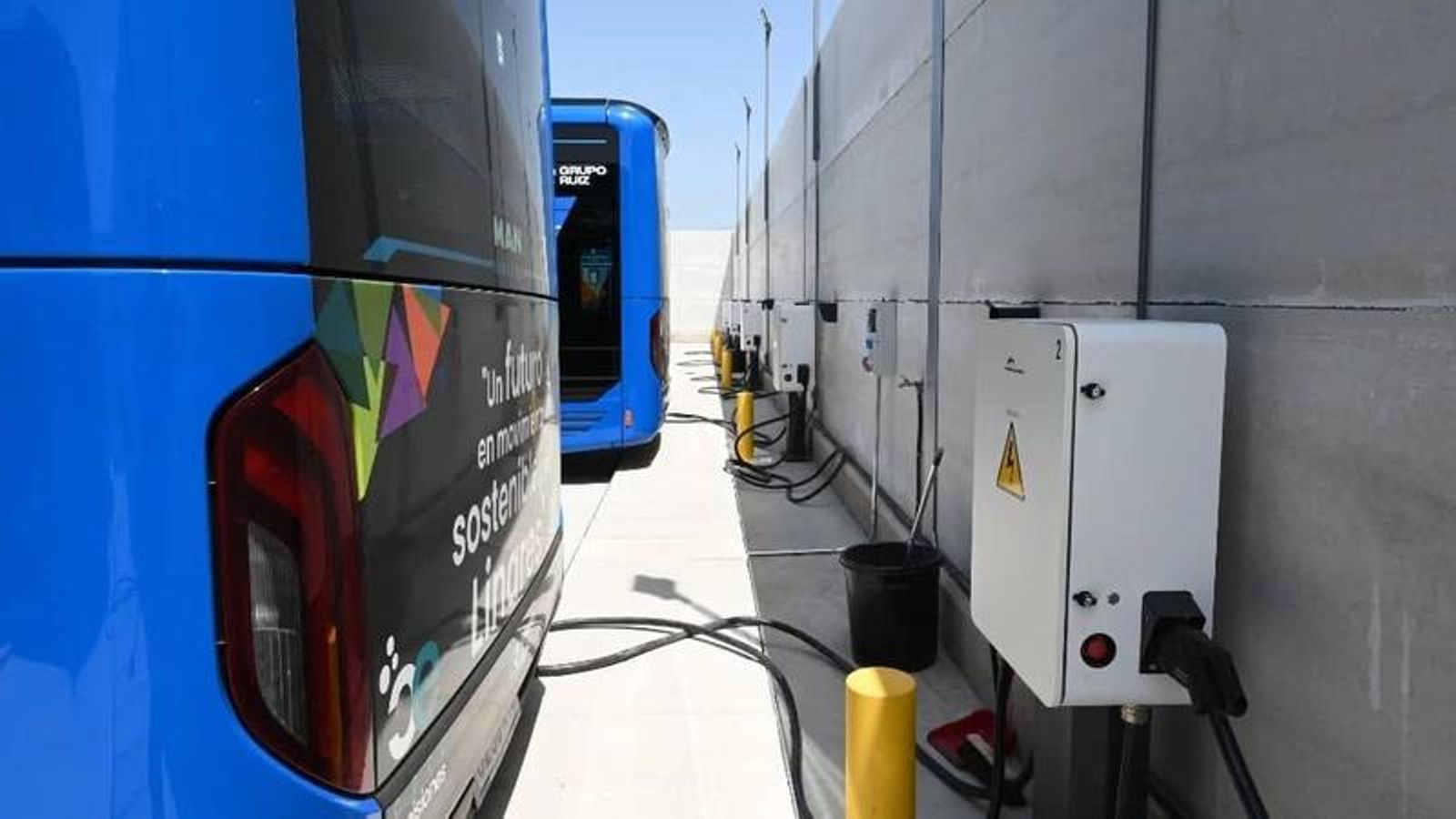 Autobuses urbanos de Linares junto a los puntos de carga de los vehículos.
