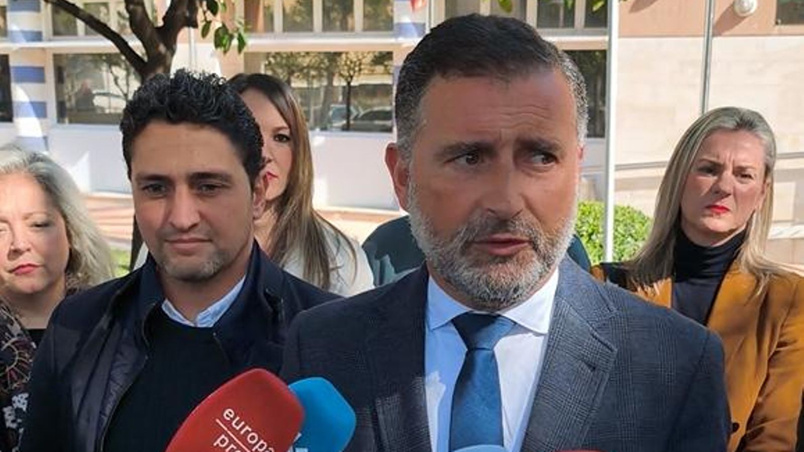 El alcalde de Moguer, Gustavo Cuéllar, atendiendo a los medios.