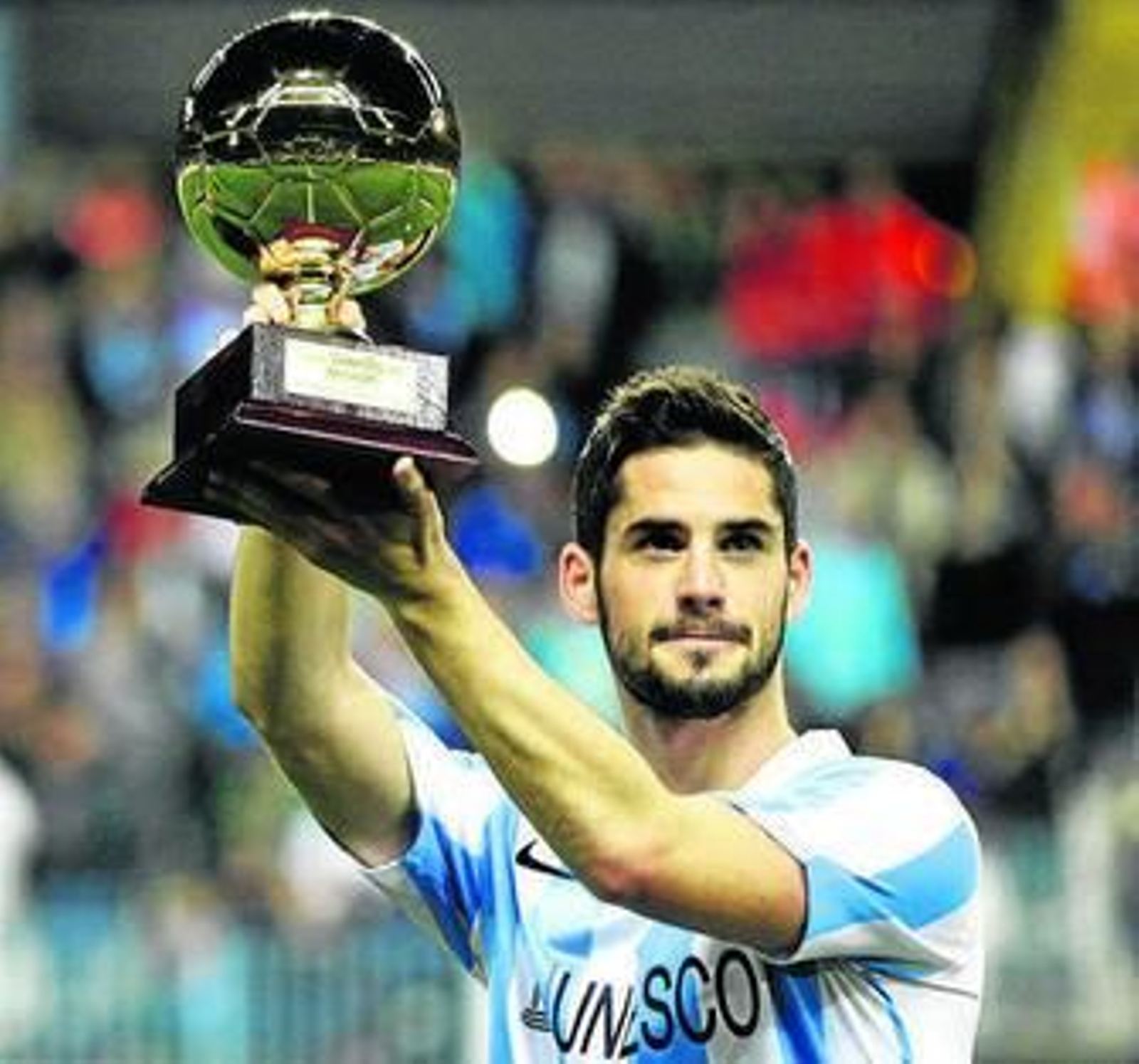 Isco mostrando el 'Golden Boy' a La Rosaleda.