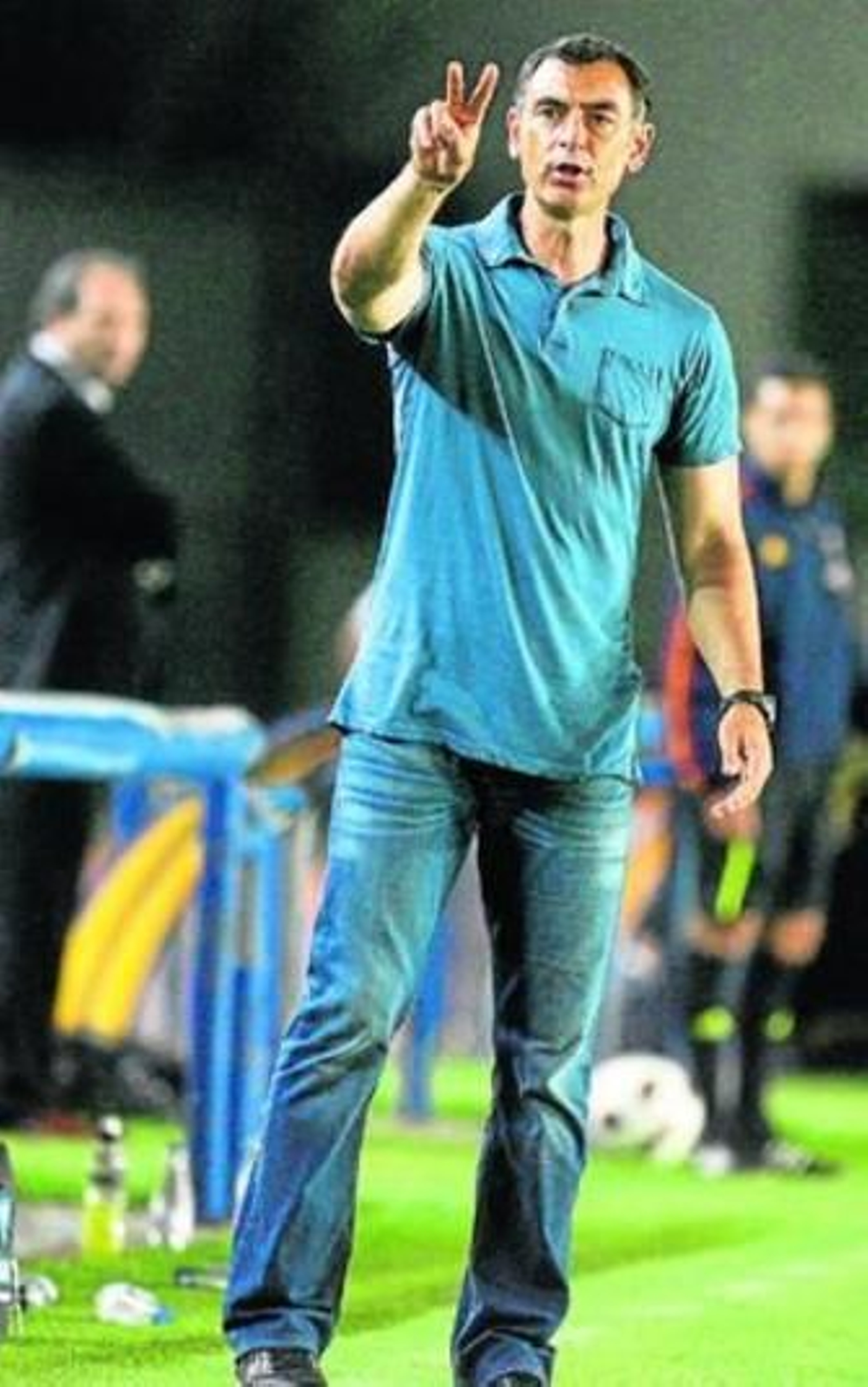 López da órdenes a sus jugadores en un lance del encuentro.