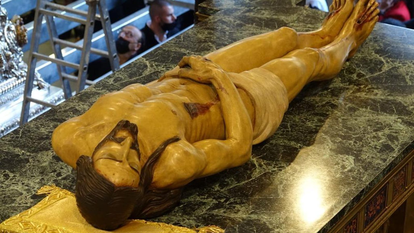 Cristo del Sepulcro en su casa hermandad antes de salir