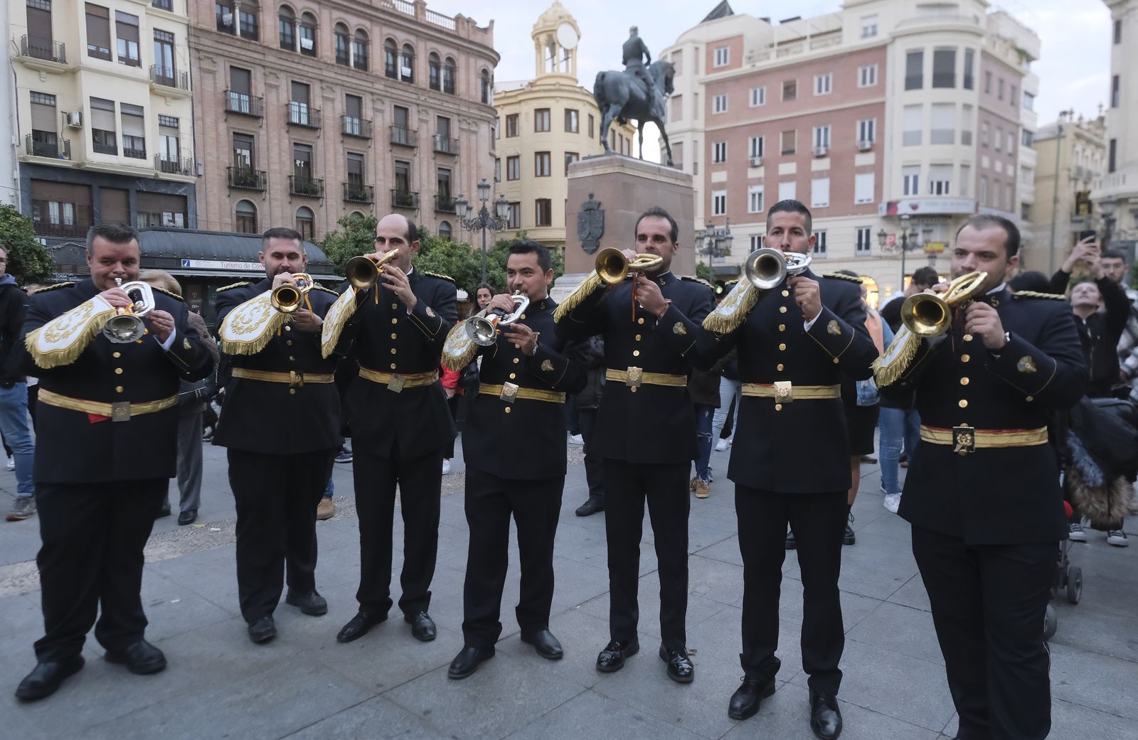 Integrantes de la banda de la Salud en la plaza de las Tendillas.