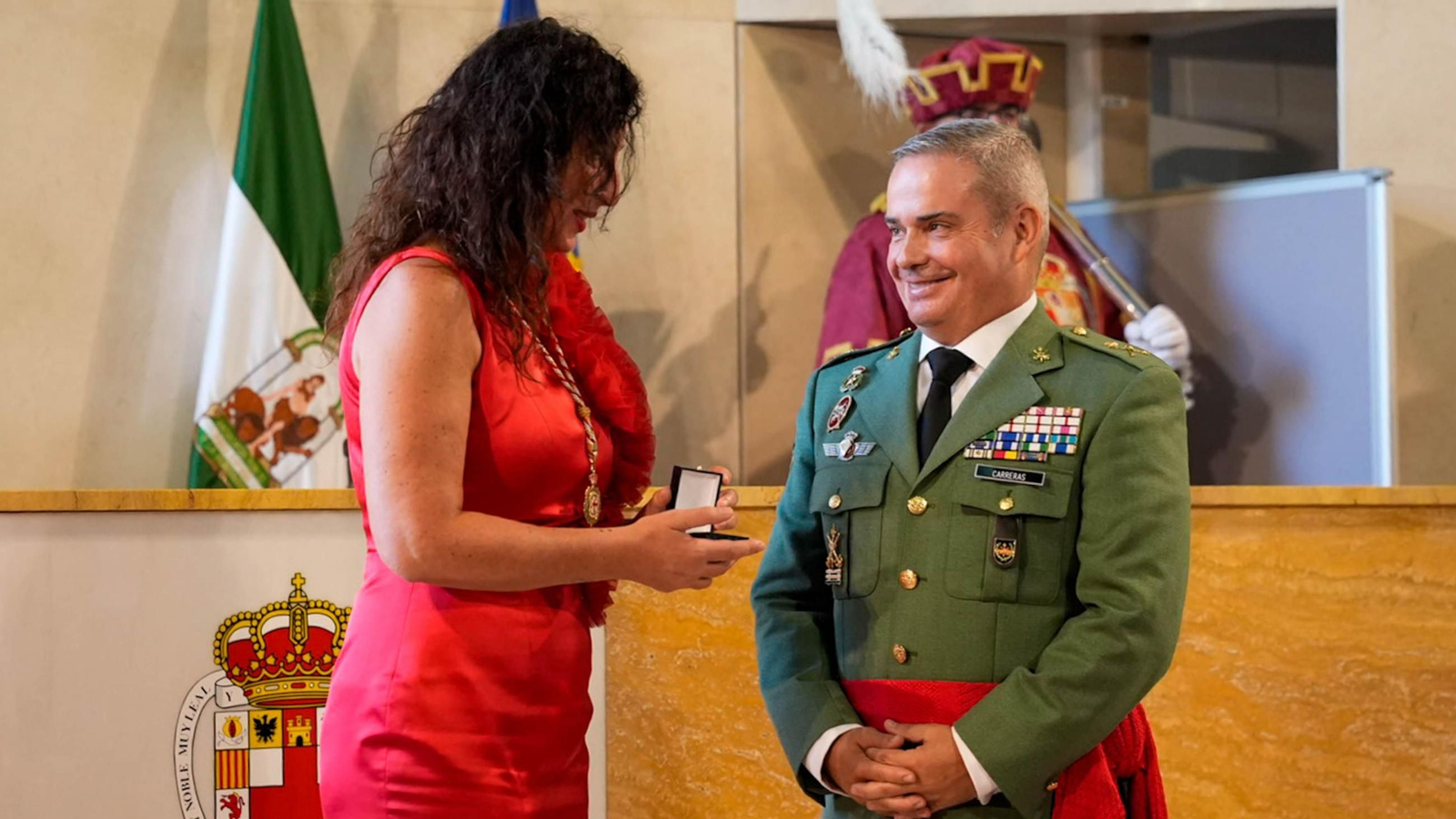 El general José Agustín Carreras ha recibido el Escudo de Oro de la Ciudad de manos de la alcaldesa.