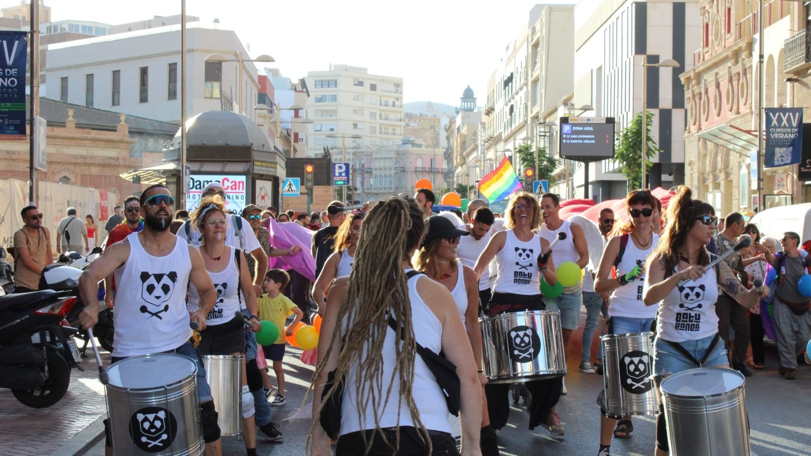 Entre un ambiente festivo, cientos de personas han recorrido las calles de la capital.