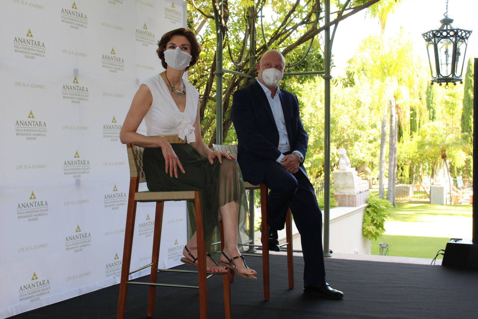 Isabel Oliver y Hugo Rovira en la reapertura del hotel Anantara Villa Padierna.