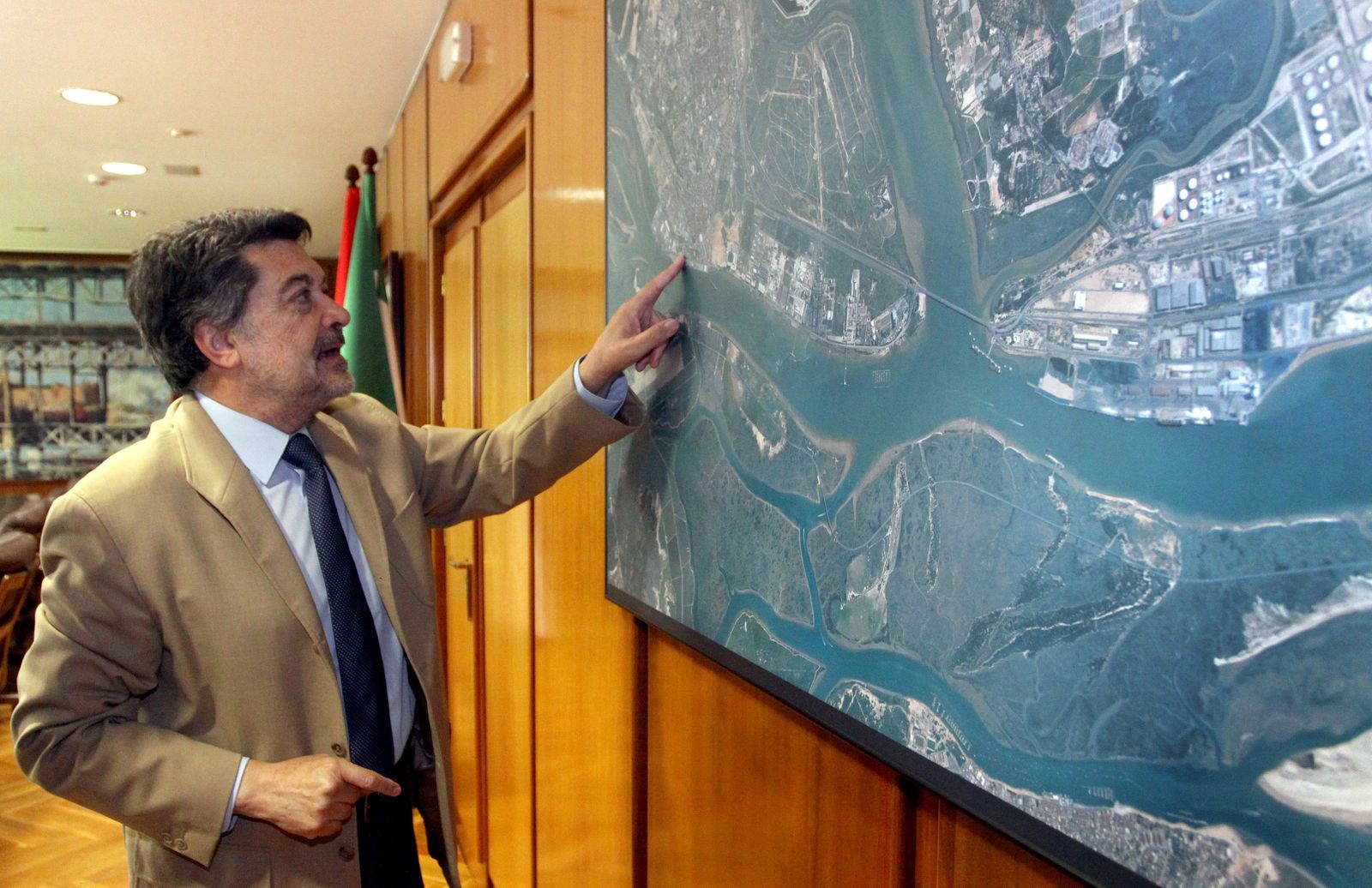 Javier Barrero, toda una vida ligado a la política onubense en imágenes