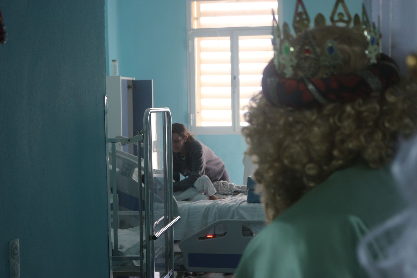 La visita de los Reyes Magos al Hospital de Puerto Real en imágenes