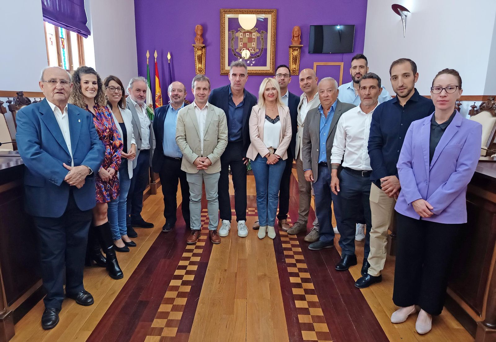 Foto de familia de autoridades y representantes del Real Jaén asistentes al acto.