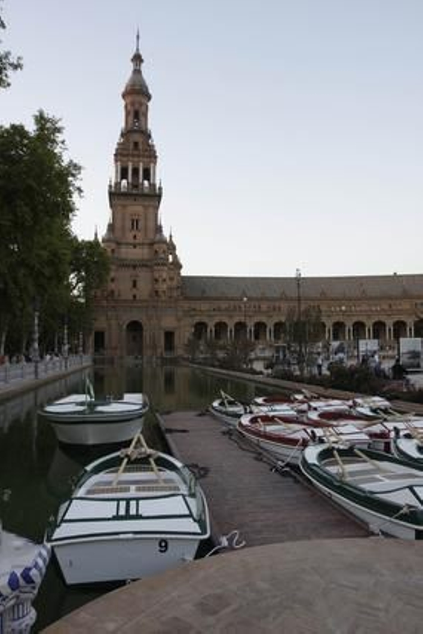 Los sevillanos disfrutan de la "nueva" Plaza de España.

Foto: José Ángel García