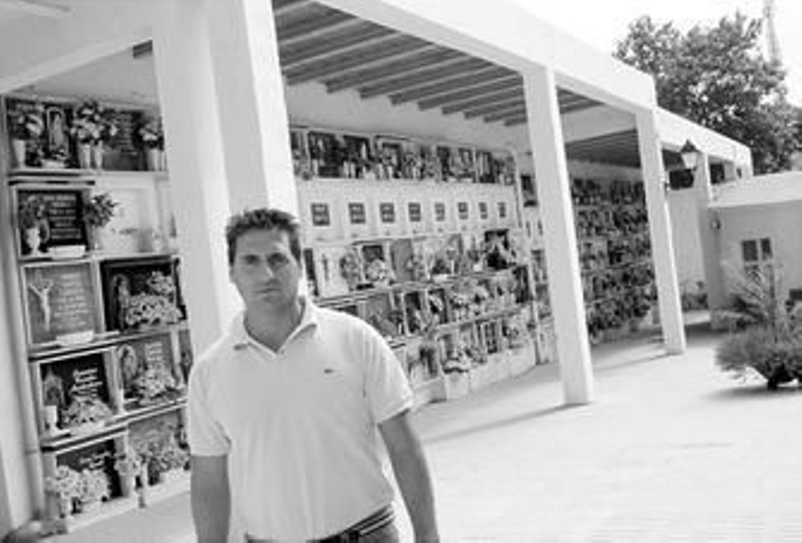 El sepulturero barreño Jorge Iglesias posa en el cementerio del casco urbano de Los Barrios.