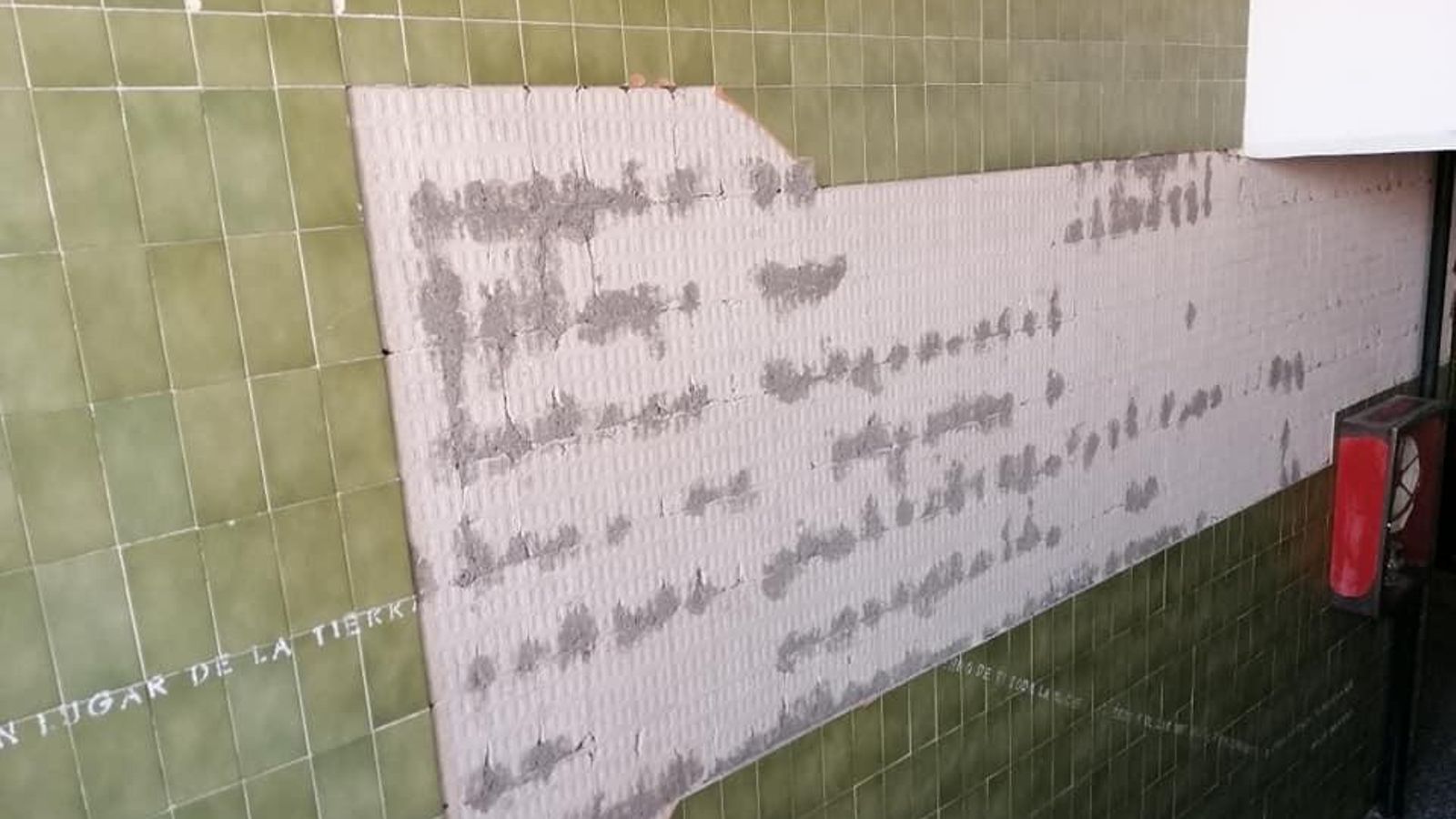 Azulejos desprendidos en el interior del instituto.