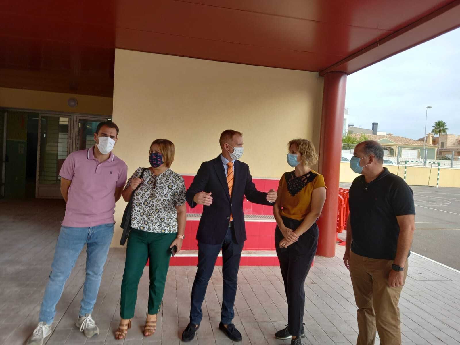 El delegado Antonio Jiménez, con miembros de los equipos directivos del IES Las Marinas y el IES Gabriel Cara.