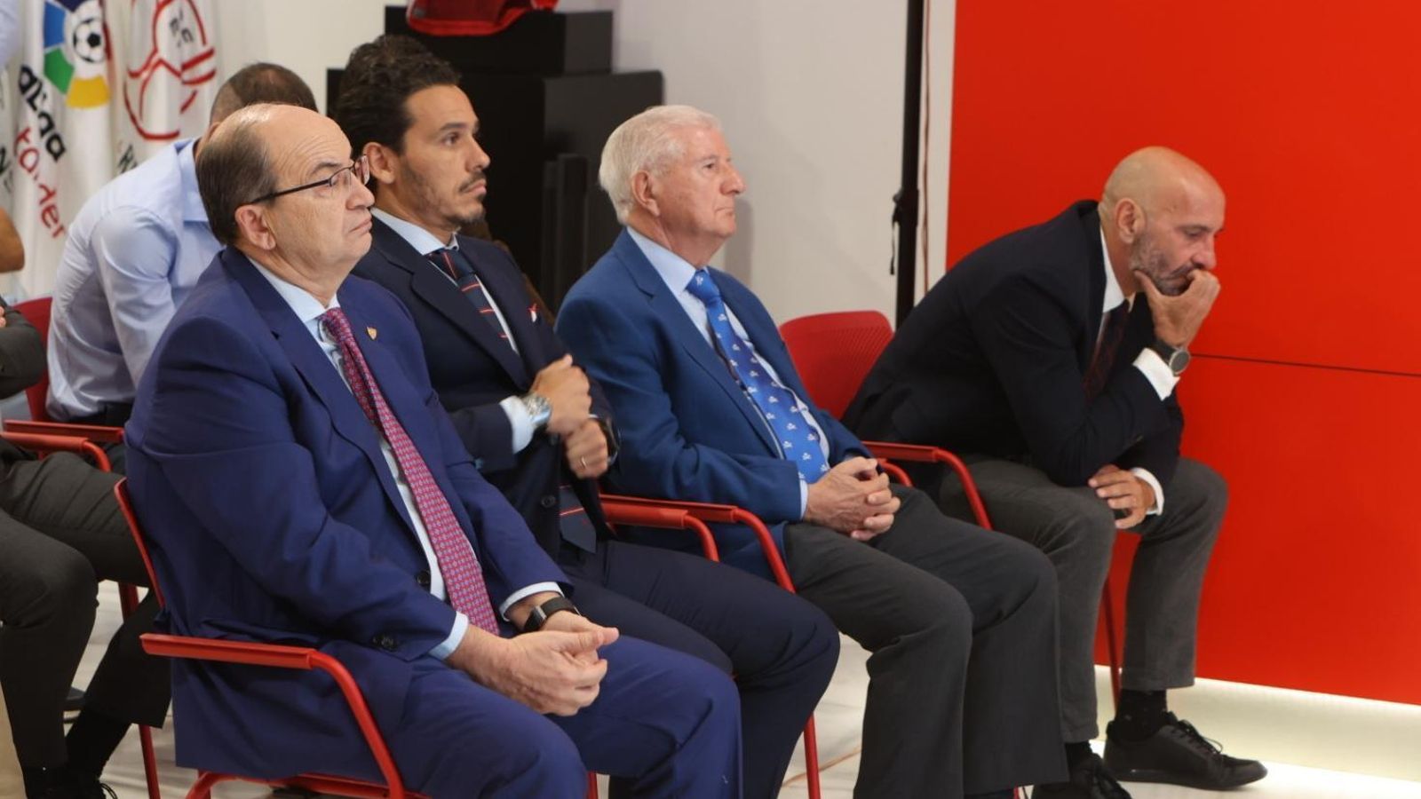 Monchi, ante el presidente y los dos vicepresidentes del Sevilla, en la despedida de Lopetegui.
