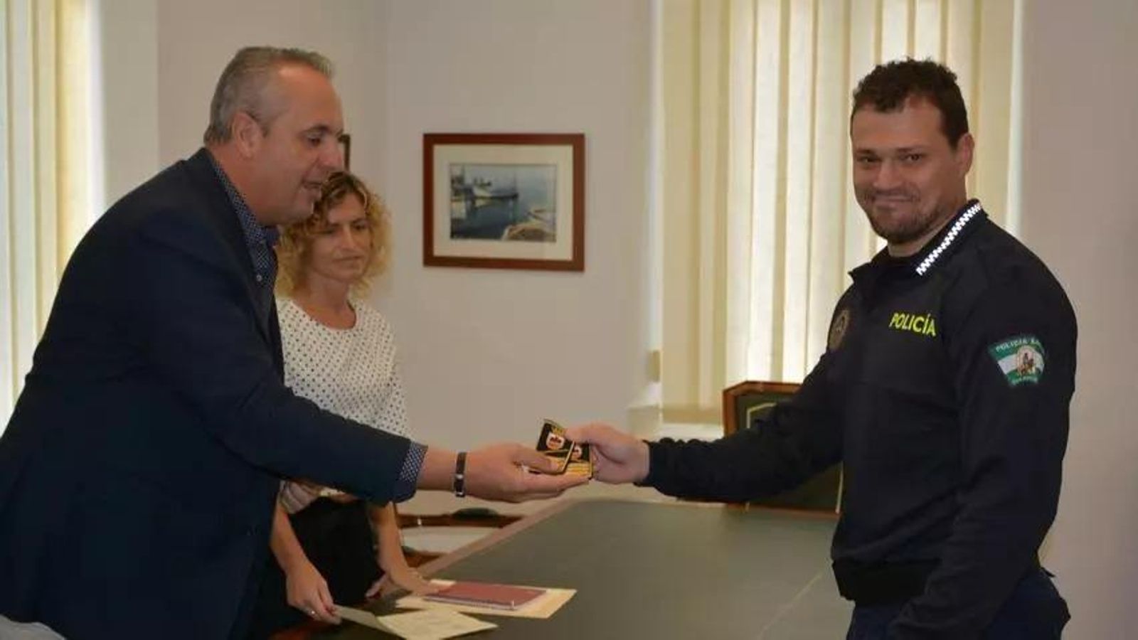El alcalde San Roque junto a la secretaria general municipal, Ana Márquez, y el jefe de la policía local
